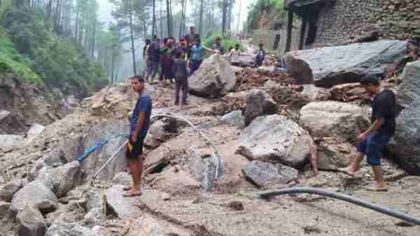 रुद्रप्रयाग के सिरवाड़ी गांव में बादल फटने से मची तबाही, घरों में घुसा मलबा, हुआ भारी नुकसान