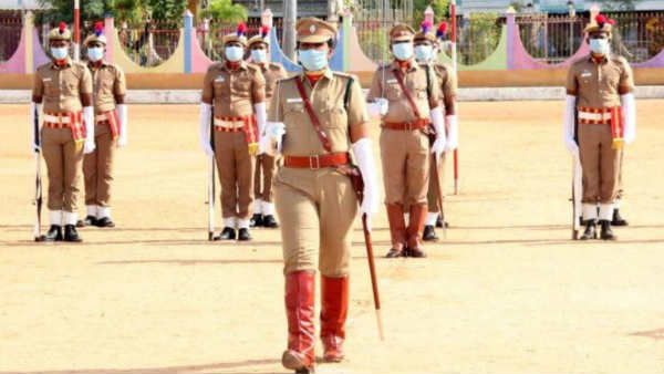 Duty First: मास्क के पीछे 13 घंटे तक पिता की मौत का गम छुपाए रही इंस्पेक्टर, करती रही परेड का नेतृत्व