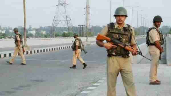 जम्मू-कश्मीर: लश्कर के तीन मददगार गिरफ्तार, हैंड ग्रेनेड समेत कई खतरनाक सामग्री बरामद