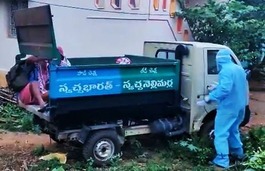VIDEO: शहर का कचरा ढोने वाले ट्रकों में अस्पताल पहुंचाए जा रहे हैं कोरोना मरीज, देखिए नज़ारा!