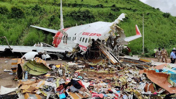 केरल विमान हादसा: यात्री और उनके रिश्तेदार इन हेल्पलाइन नंबरों पर कर सकते हैं संपर्क