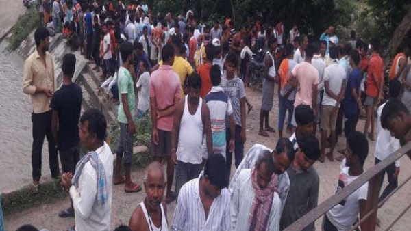 सिवानः अज्ञात वाहन ने मारी टक्कर तो बुलेट सहित नहर में गिरे दो युवक, हो गई मौत