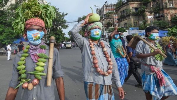 कृषि बिलों के विरोध में किसानों का 'भारत बंद', तस्वीरों में देखें अन्नदाता का गुस्सा