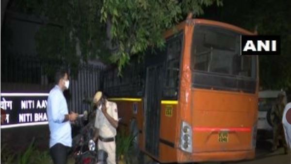 Delhi: संसद मार्ग पर NITI आयोग की बिल्डिंग में घुसी तेज रफ्तार DTC बस