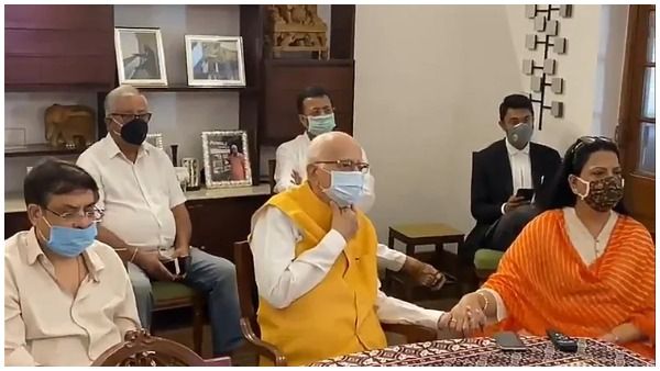 बाबरी पर जज पढ़ रहे थे फैसला, आडवाणी ने थाम रखा था बेटी का हाथ, वायरल हुआ वीडियो