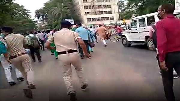 पटना पुलिस ने शिक्षकों को सड़क पर दौड़ा-दौड़ाकर पीटा, आखिर क्यों नहीं पहुंचने दिया सीएम हाउस