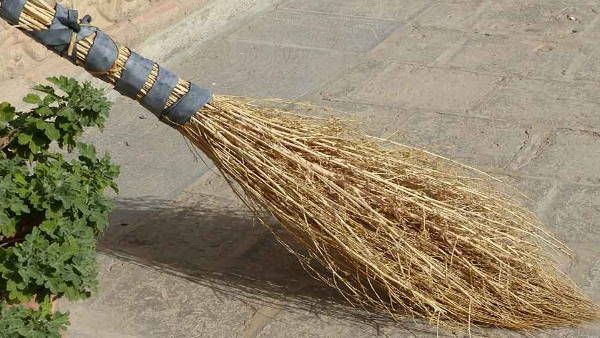 झाड़ू लगाने से भी फैल सकता है कोरोना वायरस, एम्स के डॉक्टर ने कहा- वैक्यूम क्लीनर का इस्तेमाल करें