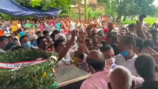 चंदौली: शहीद के शव के सामने BJP विधायक से भिड़े पूर्व विधायक, दी औकात में रहने की धमकी
