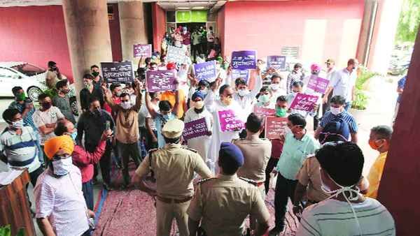 लंबा इंतजार करवाने पर भाजपा नेता ने कमिश्‍नर के PS को मारा थप्पड़, विरोध में धरने पर बैठे नगर निगम कर्मचारी