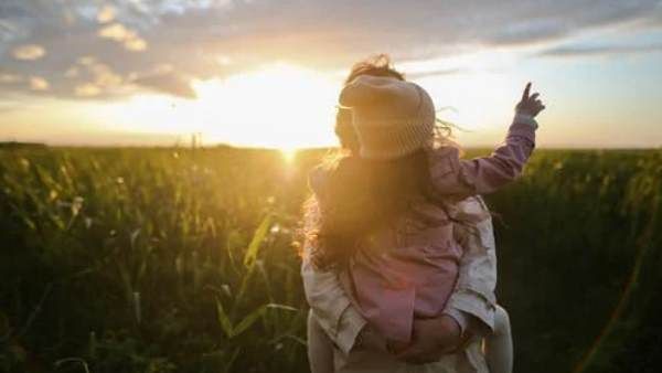 Daughters Day 2020: बेटियों को ये प्यार भरे मैसेज भेजकर दें डॉटर्स डे की बधाई