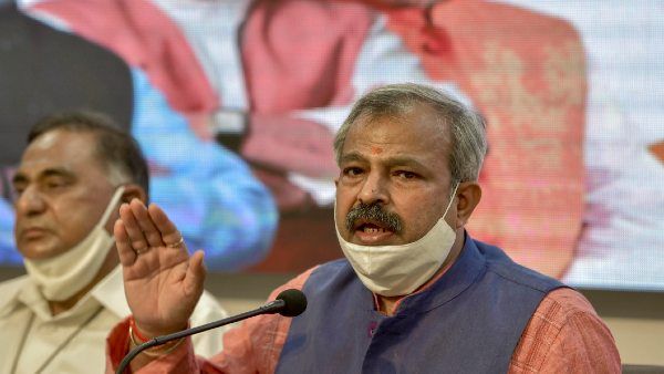 AAP को भाजपा का अल्टीमेटम, झुग्गी निवासियों को खाली फ्लैटों में शिफ्ट करें वरना हम करेंगे