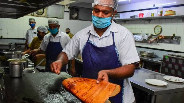 2 विजिट में 5 किलो से अधिक खाना खा जाने वाले फूड ब्लॉगर को रेस्टोरेंट ने किया बैन, जानिए पूरा मामला