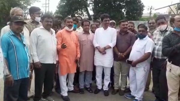 VIDEO: गुजरात में अब अल्पेश ठाकोर ने तोड़ी सोशल डिस्टेंसिंग, बिना मास्क पहने खिंचवाए फोटो