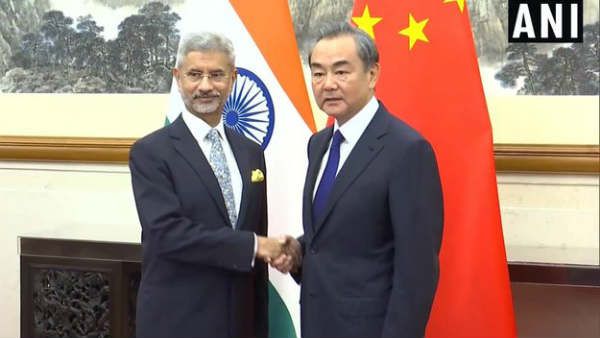 LAC पर तनातनी के बीच मास्को में मिले भारत-चीन के विदेश मंत्री