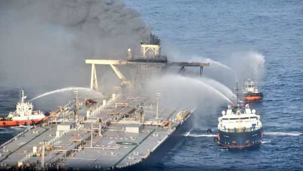 भारतीय नौसेना और कोस्ट गार्ड की मेहनत लाई रंग, श्रीलंका के ऑयल टैंकर में लगी आग अब काबू में