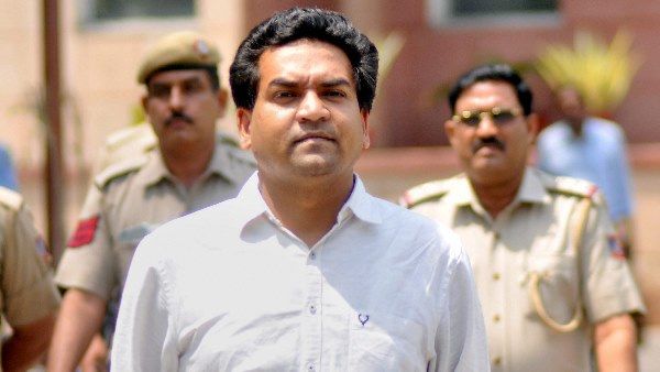 झारखंड: रूपेश पांडेय के परिवार से मिलने जा रहे कपिल मिश्रा पुलिस कस्टडी में, एयरपोर्ट पर रोका