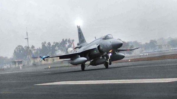 Video: पाकिस्‍तान में क्रैश हुआ PAF का चीनी फाइटर जेट JF-17, जेट का नाम बताने से परहेज कर रही मिलिट्री! 