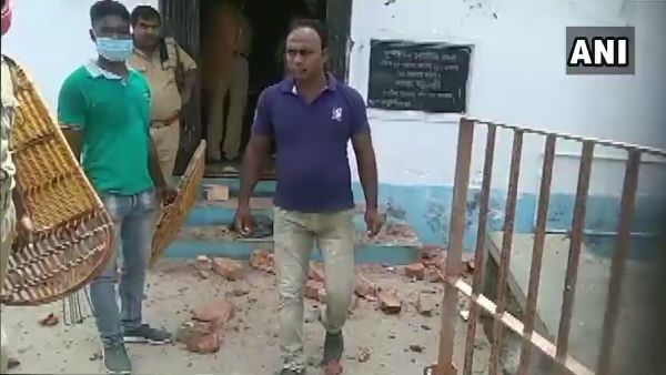 पश्चिम बंगाल: TMC और BJP कार्यकर्ताओं के बीच झड़प रोकने गए पुलिसकर्मियों पर हमला, 6 घायल