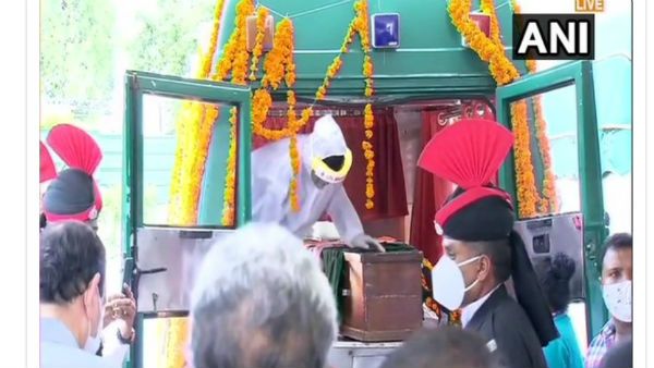 कोरोना संक्रमित होने के कारण प्रणब मुखर्जी के पार्थिव शरीर को वैन में लाया गया लोधी रोड, हुआ कोविड प्रोटोकॉल का पालन