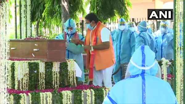 पंचतत्‍व में विलीन हुए पूर्व राष्‍ट्रपति प्रणब मुखर्जी, बेटेअभिजीत ने दी अंतिम विदाई
