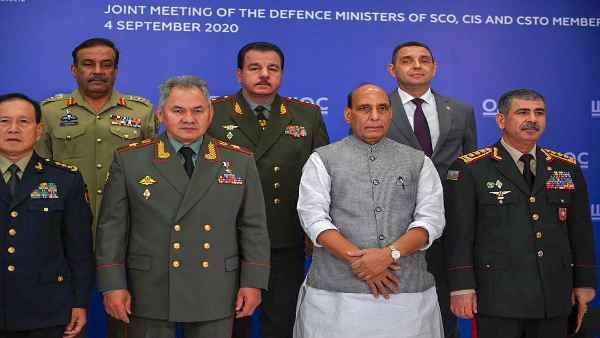 चीनी समकक्ष की मौजूदगी में रक्षा मंत्री राजनाथ सिंह की नसीहत, 'शांति के लिए विश्वास जरूरी'