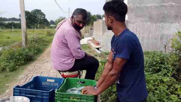 ठेले पर सब्जी बेचने को मजबूर हैं रामवृक्ष गौड़, 'बालिका वधू' जैसे कई सीरियल कर चुके हैं डायरेक्ट