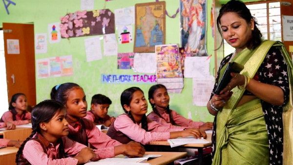 Exclusive: शिक्षक दिवस पर मिलिए डॉ. स्नेहिल पांडेय से जिसने सरकारी स्कूल को ऐसे बनाया प्राइवेट स्कूल जैसा, मिलेगा राष्ट्रीय शिक्षक पुरस्कार 2020