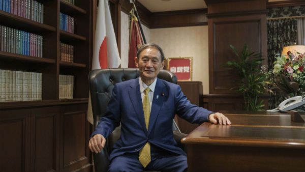 Japan: स्‍ट्रॉबेरी की खेती करने वाले किसान के बेटे हैं नए PM योशिहिदे सुगा, जानिए उनके बारे में