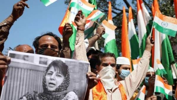 J&K: महबूबा मुफ्ती के बयान पर विवाद, लाल चौक पर तिरंगा फहराने गए भाजपा कार्यकर्ता हिरासत में