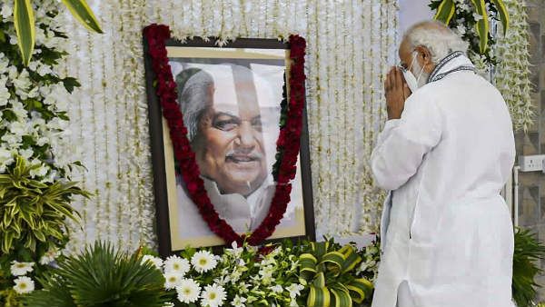 पूर्व सीएम केशुभाई पटेल के घर पहुंचे पीएम मोदी, दी श्रद्धांजलि