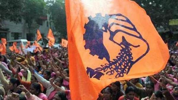 केंद्र सरकार के नए श्रम कानूनों के विरोध में उतरा RSS का मजदूर संगठन, किया प्रदर्शन