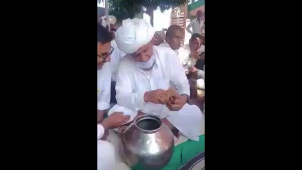 राजस्थान पंचायत चुनाव : वोटर्स को लुभाने के लिए परोसी जा रही अफीम