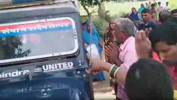 आजमगढ़: सरकारी भूमि से कब्जा हटाने पहुंची पुलिस टीम को ग्रामीणों ने बनाया बंधक