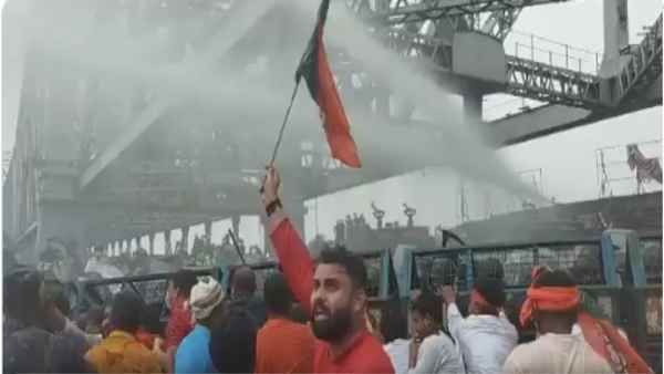 Kolkata:भाजपा कार्यकर्ताओं पर फेंकने के लिए पानी में क्या मिलाया, ममता सरकार ने बताया