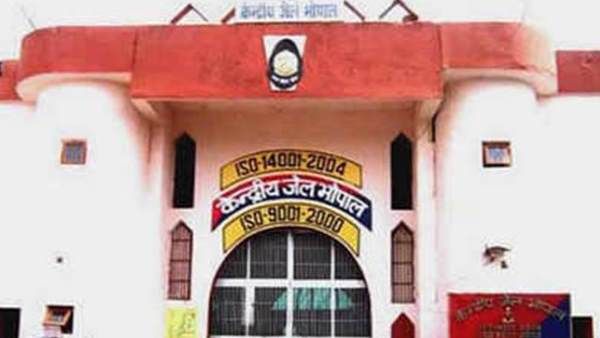 भोपाल सेंट्रल जेल में भूख हड़ताल करने वाले सिमी के छह सदस्यों को अस्पताल भेजा गया