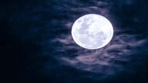 31 अक्टूबर को बहुत साल बाद दिखाई देगा दुर्लभ 'Blue Moon',अक्‍टूबर में दूसरी बार दिखेगा पूरा चांद, जानें खासियत