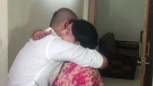 चिराग ने सौंपी 'विजन डॉक्यूमेंट' की पहली कॉपी तो भावुक मां ने लगाया बेटे को गले,तस्वीरें वायरल