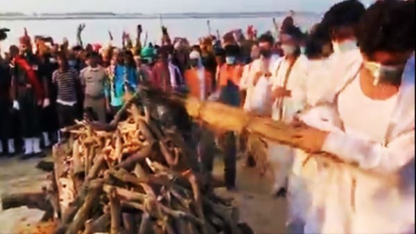 पिता को मुखाग्नि देने के बाद बेहोश होकर गिर पड़े चिराग पासवान, दर्शन के लिए उमड़ा जन सैलाब