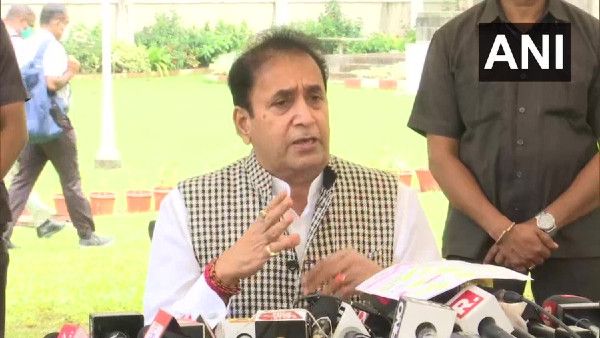 महाराष्‍ट्र गृह मंत्री देशमुख ने पूछा- बिहार चुनाव में क्या देवेंद्र फडणवीस गुप्‍तेश्‍वर पांडे का प्रचार करेंगे?