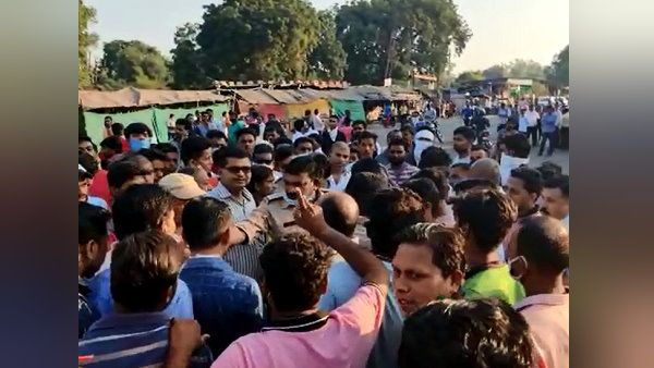 गुजरात: डंपर ने 3 महिलाओं को कुचला, CCTV बंद होने के चलते गुस्साई भीड़ ने पुजारी को घेरकर पीटा