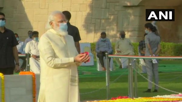 गांधी जयंती पर पीएम मोदी ने राजघाट पर बापू को किया नमन