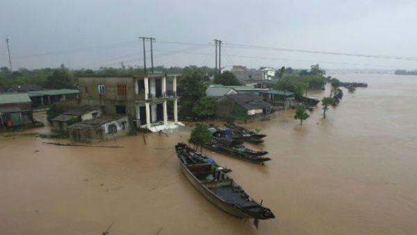 तेलंगाना में कुदरत का कहर, अभी और उग्र होगा तूफान, तमिलनाडु में भी हाईअलर्ट