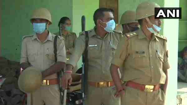 हाथरस कांड: योगी सरकार के एक्शन से नाराज हुआ IPS एसोशिएशन, पूछा- डीएम पर कार्रवाई क्यों नहीं?