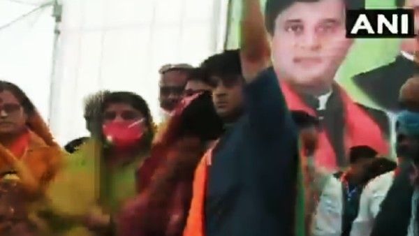 ग्वालियर रैली में भाजपा नेता ज्योतिरादित्य के सामने फफक कर रो पड़ीं इमरती देवी, देखें वीडियो