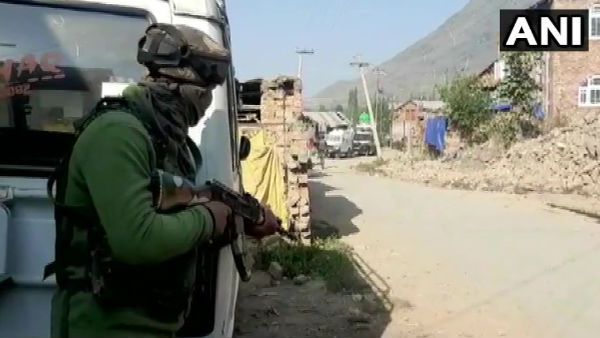 Jammu and Kashmir: शोपियां में आतंकवादियों और सुरक्षा बलों के बीच मुठभेड़ जारी