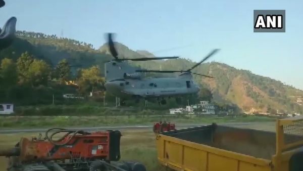 केदारनाथ धाम के पुर्ननिर्माण में चिनूक हेलीकॉप्टर ने की मदद, भारी भरकम JCB-ट्रैक्टर को हवा में उड़ाकर पहुंचाया