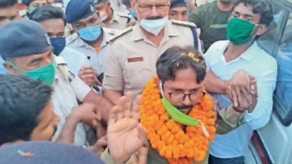 आरा विधानसभा सीट पर नामांकन कराकर निकले जविपा प्रत्याशी कुमुद पटेल गिरफ्तार