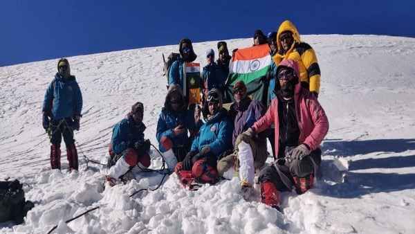कोरोना काल में भी पर्वतारोहियों ने कर दिखाया कमाल, ITBP टीम ने गंगोत्री-2 चोटी पर लहराया तिरंगा