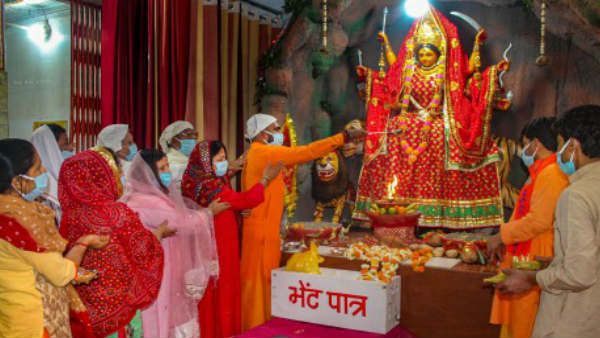 Navratri 2020: नवरात्रि पर अपने दोस्तों को भेजें ये बधाई और शुभकामना सदेंश, मां दुर्गा देंगी आशीर्वाद