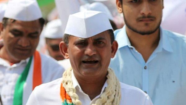 सत्ता के नशे में चूर लोगों का अहंकार चप्पल से नहीं, वोट से दूर करो: गुजरात कांग्रेस के नेता परेश धानाणी